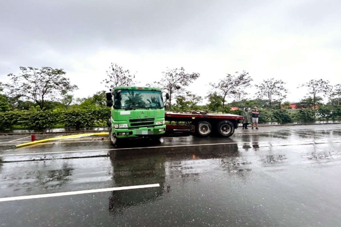 雨天大貨車自撞電線桿