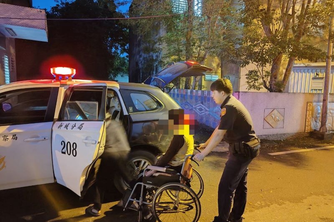 新城警協助行動不便民眾撤離／深獲民眾感激
