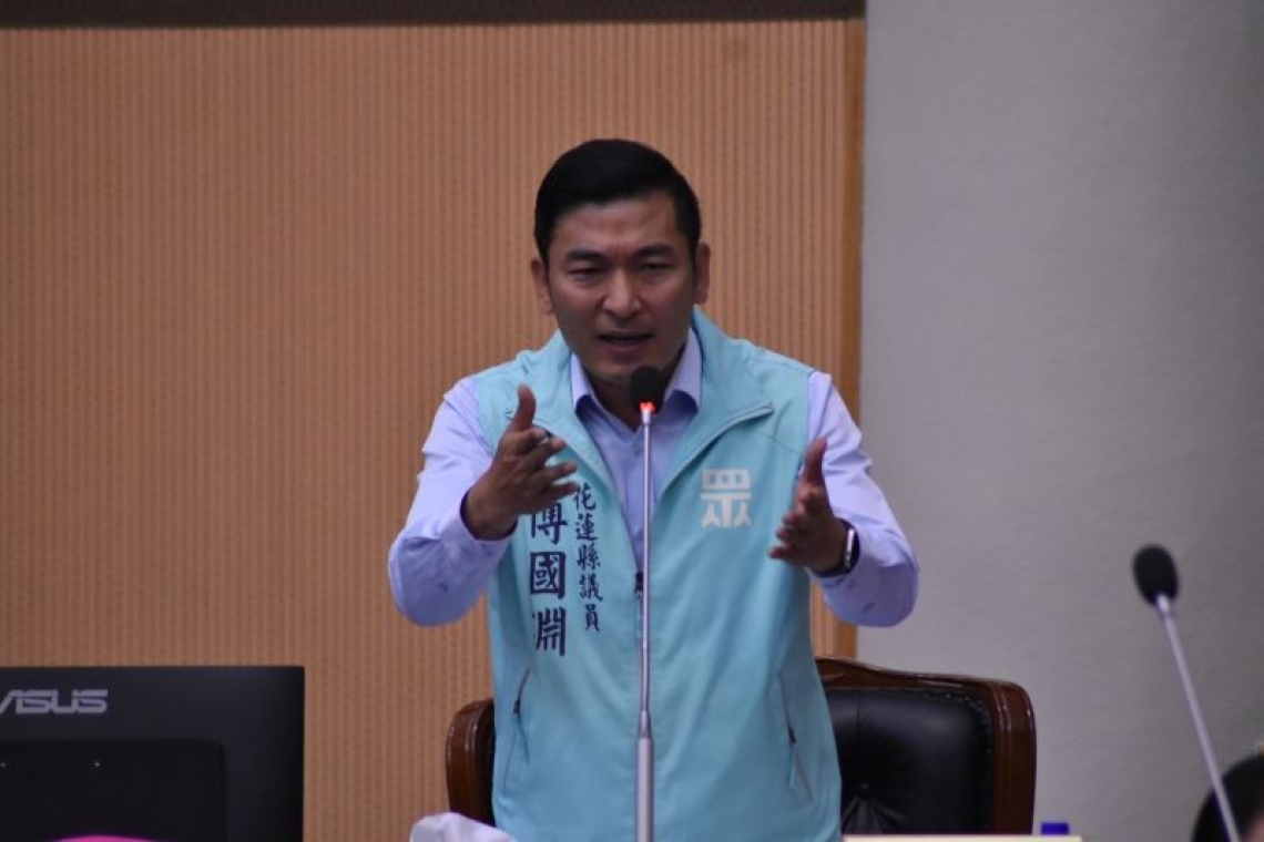 花蓮縣議員傅國淵為騎樓停車解套