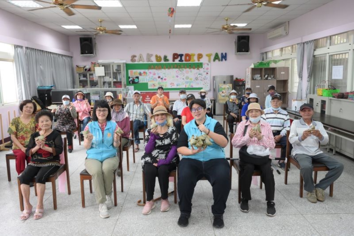 花蓮市啦啦爸志工巡迴義剪／市長魏嘉彥帶粽分享