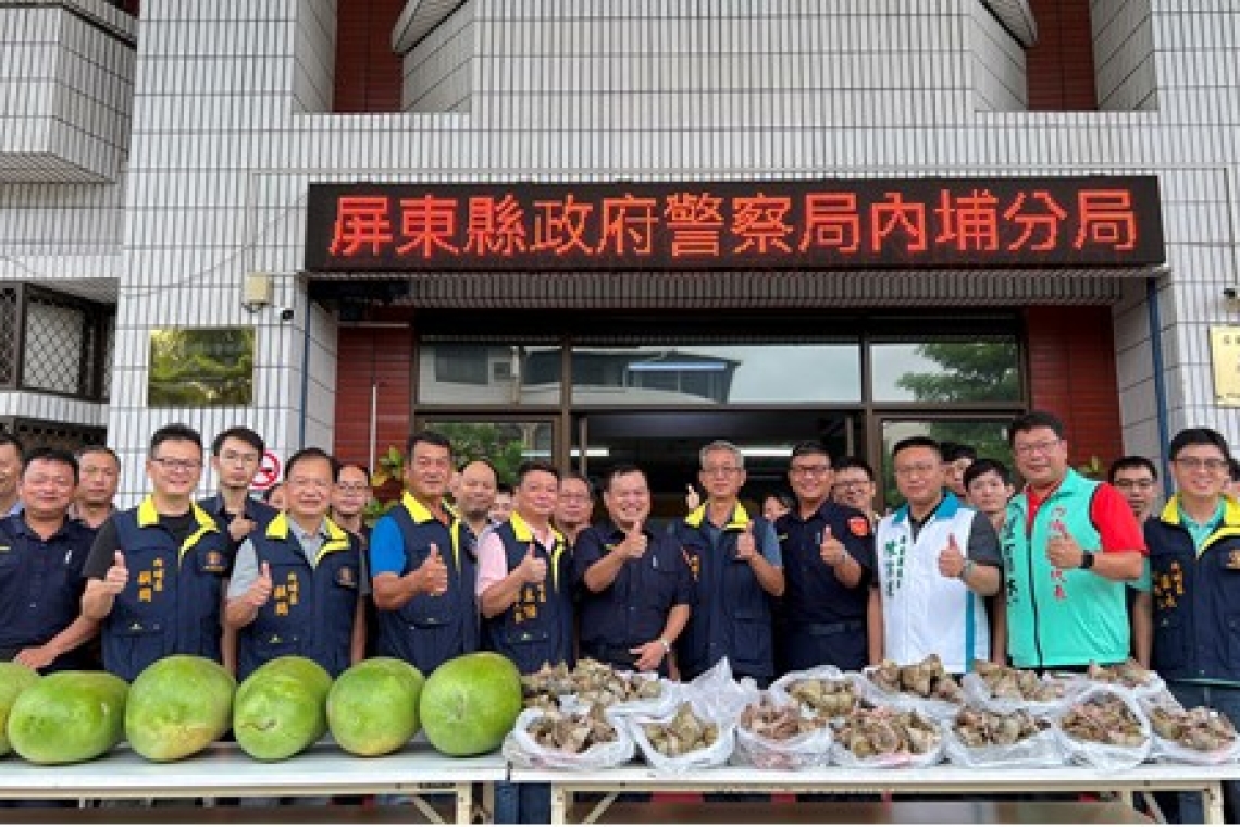端午粽香贈內埔警 內埔警友會偕同分局長慰問警方連假交通疏導