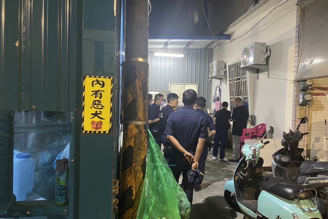 法律無假期 內有惡犬也無用 雄警強力掃蕩職業賭場逮58名賭客送辦