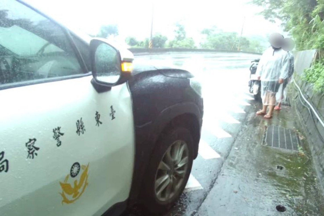 順利上班上學／暖警雨中助母子脫困