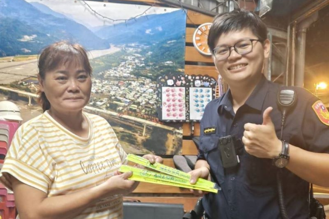 夜間行人有保障/大武警發送反光拍拍圈 