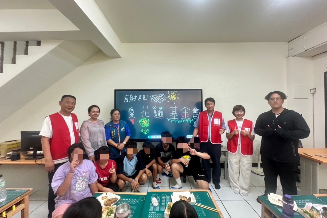  助偏鄉課輔班孩子讀書／花蓮基金會捐贈課桌椅