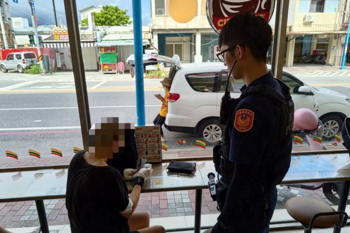 婦人焦急尋找遺失錢包／吉安警迅速協助物歸原主