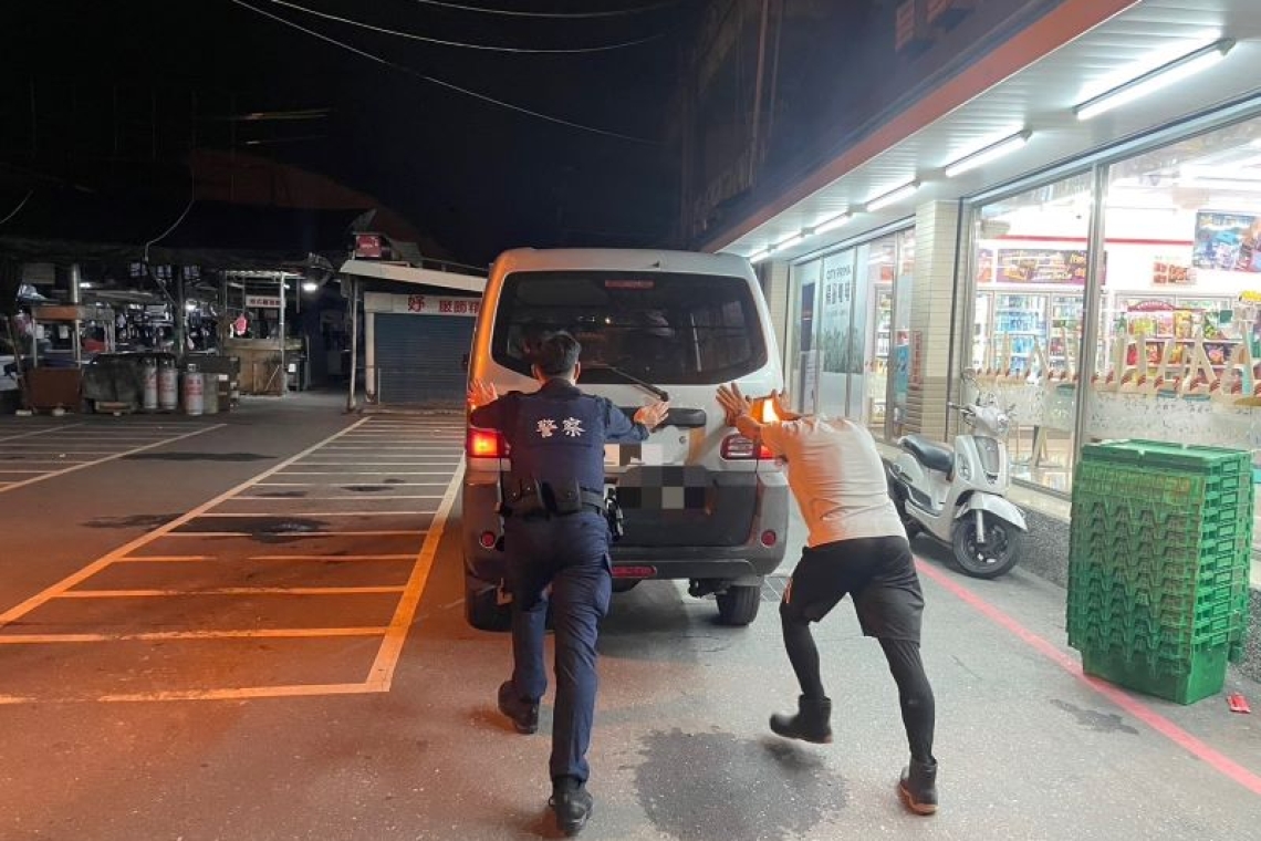 老翁返家車輛突拋錨／吉安員警熱心警推車解圍