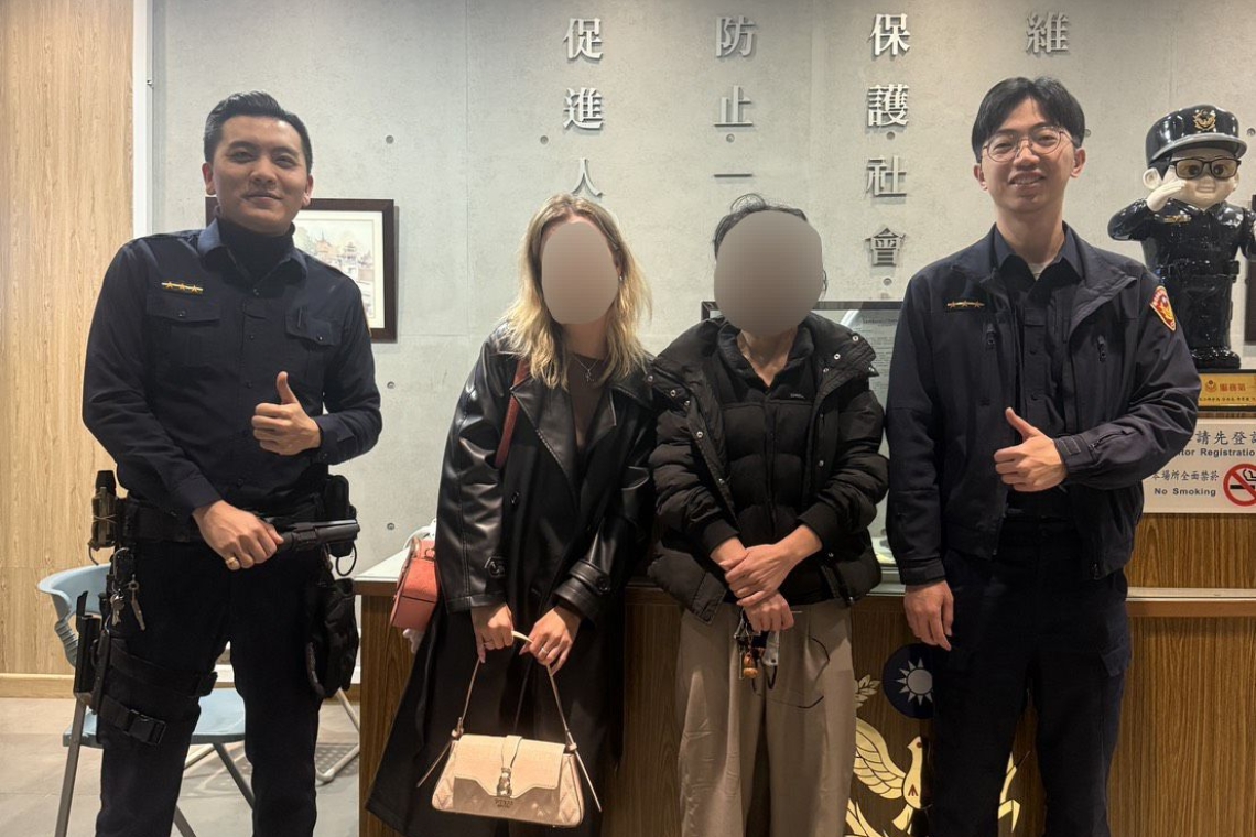 外籍生夜歸遺失手提包 三峽警暖心助尋回