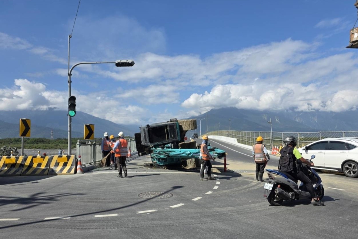 怪手翻覆占車道∣警方迅速排除避免二次事故