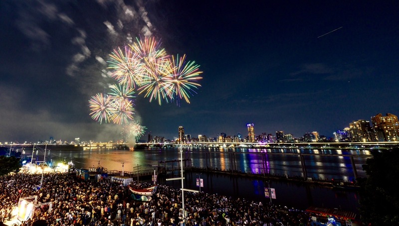 2 2024大稻埕夏日節今登場首場300秒主題煙火秀綻放臺北夜空
