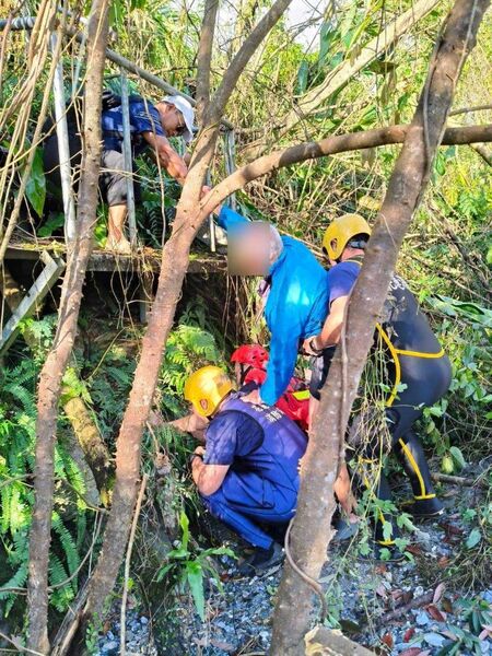1131105-花蓮縣秀林鄉70多歲男子晨泳溺水驚魂_消防局緊急派員搶救助脫險_3.jpg