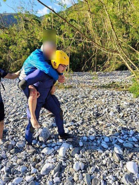 1131105-花蓮縣秀林鄉70多歲男子晨泳溺水驚魂_消防局緊急派員搶救助脫險_4.jpg