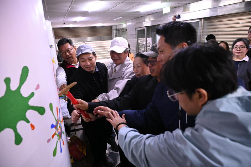 動土象徵性持鐵鎚敲柱子1_0_0.jpg