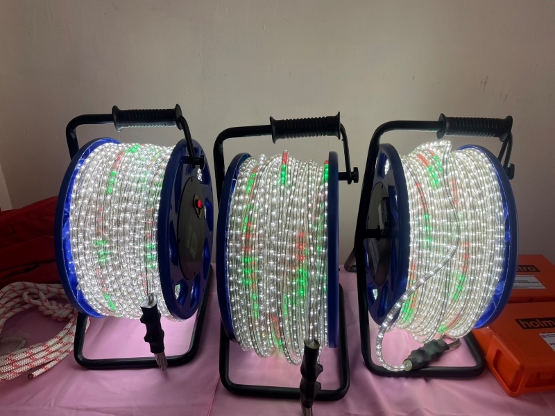 在伸手看不見五指的火場中具有耐高溫的發光繩能引導消防員一條安全的退路.jpg